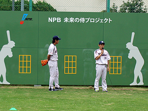 ベース・ウォール贈呈式に川端選手と森岡選手!