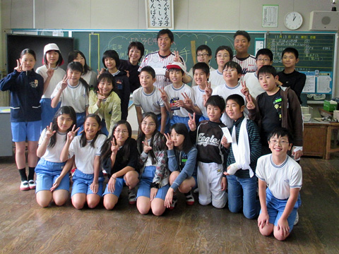 由規投手&中村選手が、ふれあい学校訪問!
