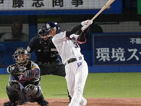 内山選手が2本の長打を放つ！