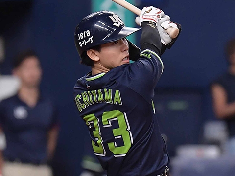 内山選手がタイムリー二塁打を放つ