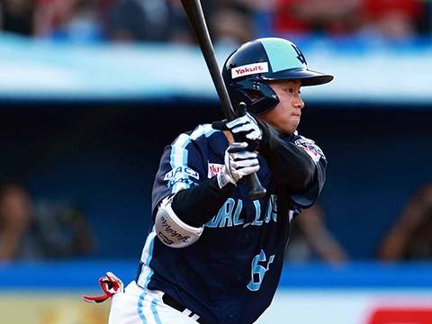 岩田選手が同点タイムリーを放つ