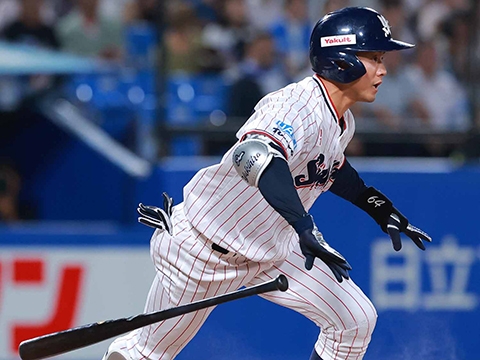 岩田選手がタイムリーを放つ