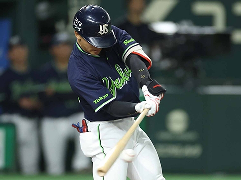 内山選手が二塁打を放ち、4試合連続安打