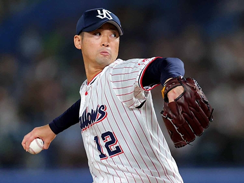 石山投手が1イニングを無失点に封じる