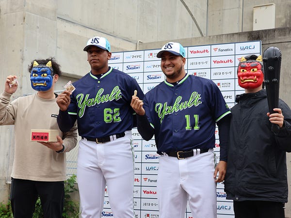 練習の途中にヘスス・リランソ投手、ホセ・キハダ投手による豆まきが行われました。