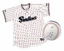 選手直筆サイン入りレプリカユニホームまたはサインボール