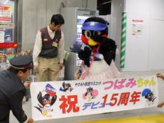 内藤駅長のご厚意による花束&横断幕のサプライズに大感激! 涙を拭うしぐさで喜びを表現していました