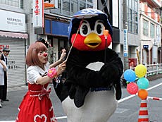 大道芸のステージにて皿回しに挑戦!