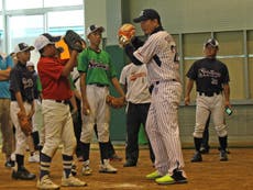 午前中に行われた野球教室。ポジション別練習では館山投手が少年たちひとりひとりの投球をチェック。良いところをほめつつアドバイスも送ります
