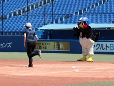 ベースランニング対決ではランナーを応援! しかしハイタッチをスルーするなど、相変わらずマイペースです