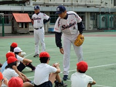 児童たちに硬球を触らせその硬さを体感してもらいました。子供たちからは「硬っ! 何これ!?」「めっちゃ硬い!」と驚きの声!