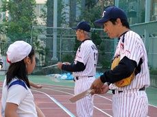 授業の最後に熊田氏と度会氏のサイン色紙をプレゼント。児童たちは大喜びで色紙に群がっていました