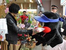 改札内の各店舗でもつばみを祝うプレゼント。つばみは「お花大切にします。本当にありがとうございます」と感謝しきり!