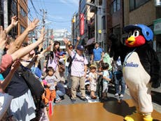 集まった皆さんとじゃんけん大会を実施。勝ち残った10名の方には、燕パワーメントユニフォームにつば九郎がその場でサインを入れてプレゼントしました