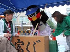 豪華景品が当たる富くじ抽選会にも参加。皆さんつばみの突いた木札の番号に一喜一憂です