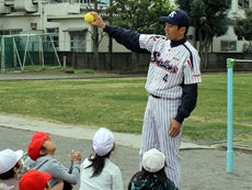 ボールの握りや腕の振り、身体の使い方までひとつひとつ丁寧に説明。子供たちは真剣に耳を傾けます