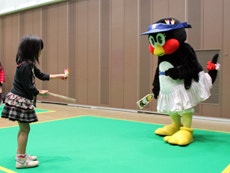 つばみも羽根突きに挑戦。しかし、なかなか羽根をとらえられず空振りばかり…。時には空振りした羽根が顔に直撃するハプニングも