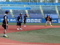 試合形式での対戦中、時には守備、時には審判も務めます。さらにセカンドベースを持ち上げるなどいたずらも!