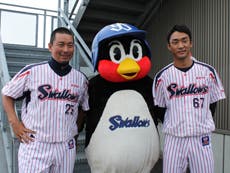 館山投手と平井投手が来賓として出席。試合を観戦したり、サインや写真に応じるなど子供たちとふれ合いました。