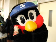 バザーでヤクルト型の貯金箱を見つけて大興奮。ファンの方にプレゼントしてもらって大喜びでした