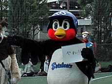 ご当地サッカー大会で選手宣誓を務めました。まさかの「やれ!!」のひと言でつば九郎らしい（!?）宣誓でした