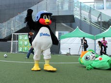 大崎一番太郎とのエキシビジョンマッチを実施。大崎一番太郎に向かってボールを蹴るなどしてレッドカードを出される場面もありましたが、見事つば九郎の勝利!