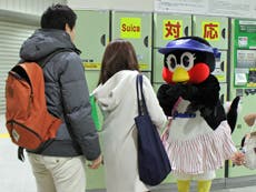 最後は再び改札の外へ出て、集まったファンの皆さんとサインや記念撮影。約1時間という短い時間でしたが、大勢のファンの方々とふれ合いました