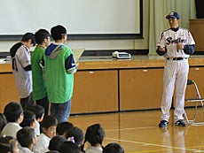 投げ方授業の前に、体育館で全校児童へ向けてインタビュー形式の授業を実施。野球を始めたきっかけや、プロ野球選手になるために努力したこと、身体や健康に関する質問に答えました