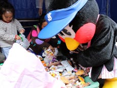 子どもたちと一緒にお菓子のつかみ取りに参加しました