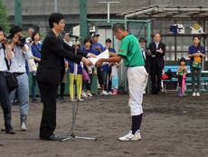 優勝チームには鈴木燕市長より表彰状と優勝メダル、衣笠社長よりトロフィーと記念品が授与されました