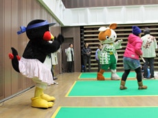 新仲見世商店街のキャラクター・新にゃかと一緒にコートサイドから応援です