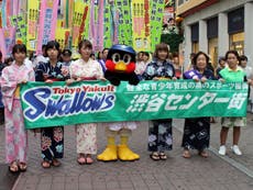 スワローズと渋谷センター街のロゴが描かれた横断幕を持って行進です