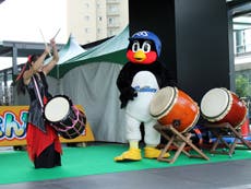 和太鼓のパフォーマンスに飛び入り参加し観客を沸かせました