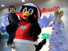 つば九郎がサンタクロースに! Official Goods Shopつば九郎店で