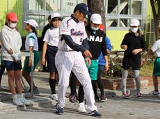 実際の新体力テストに倣って遠投に挑戦すると、都内の小学5年生の平均記録を上回る児童が続出でした。中には平均の倍以上遠くへ投げた児童も!