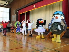 子どもたちに大人気の「ようかい体操第1」に参加。「ばっちり踊れました!!」と会心の出来!