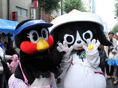 人形町のマスコット『人之助』のピンクの肉球を触ると恋愛運がアップすると聞いたつばみは、何度も触っていました（笑）