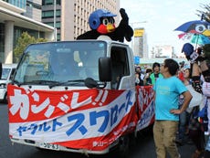 沿道の皆さんにはもちろん、対向車線やビルの上階にいる人たちにも積極的に手羽を振っていました