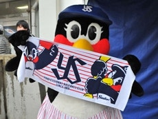 スワローズグッズテントにも顔を出し、新商品のフェイスタオルをアピール！