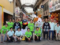 鳶の頭や理事の皆さん、新にゃかたちと一緒に記念撮影