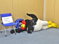 記者の集まりの少なさに契約更改は非公開にて行われ、囲み会見が行われる会議室に移動してみると、ふてくされて寝ているようです(笑)