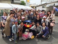 会場中央のステージ前で記念撮影