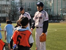 最後は児童たちひとりひとりと握手！