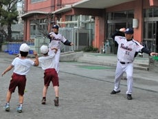 腕の振りや身体の使い方など、全員で動きを合わせて練習します