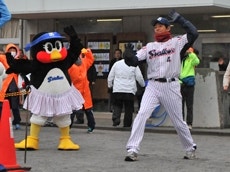 新宿区オリジナルの「新宿いきいき体操」で準備運動。こちらは“歌舞伎のポーズ”だそう！