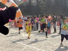 子供たち、河端氏にエールを送ります