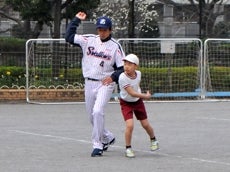 キャッチボール中、熊田氏と度会氏は児童たちに積極的に声をかけ、時には手取り足取り丁寧に指導！