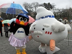 イベントにはつばみの他にもたくさんのマスコットが集合。新宿浴場組合の公式キャラクター・ゆげじいとのツーショットです