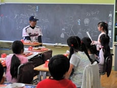 授業後は教室で児童たちと一緒に給食を食べました！