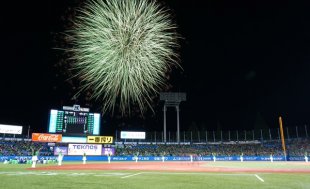 7月20日（月）～8月27日（木）の神宮開催18試合で花火の打ち上げを行います